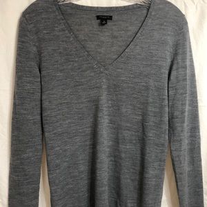 Ann Taylor Women’s Medium Gray V-Neck Sweater